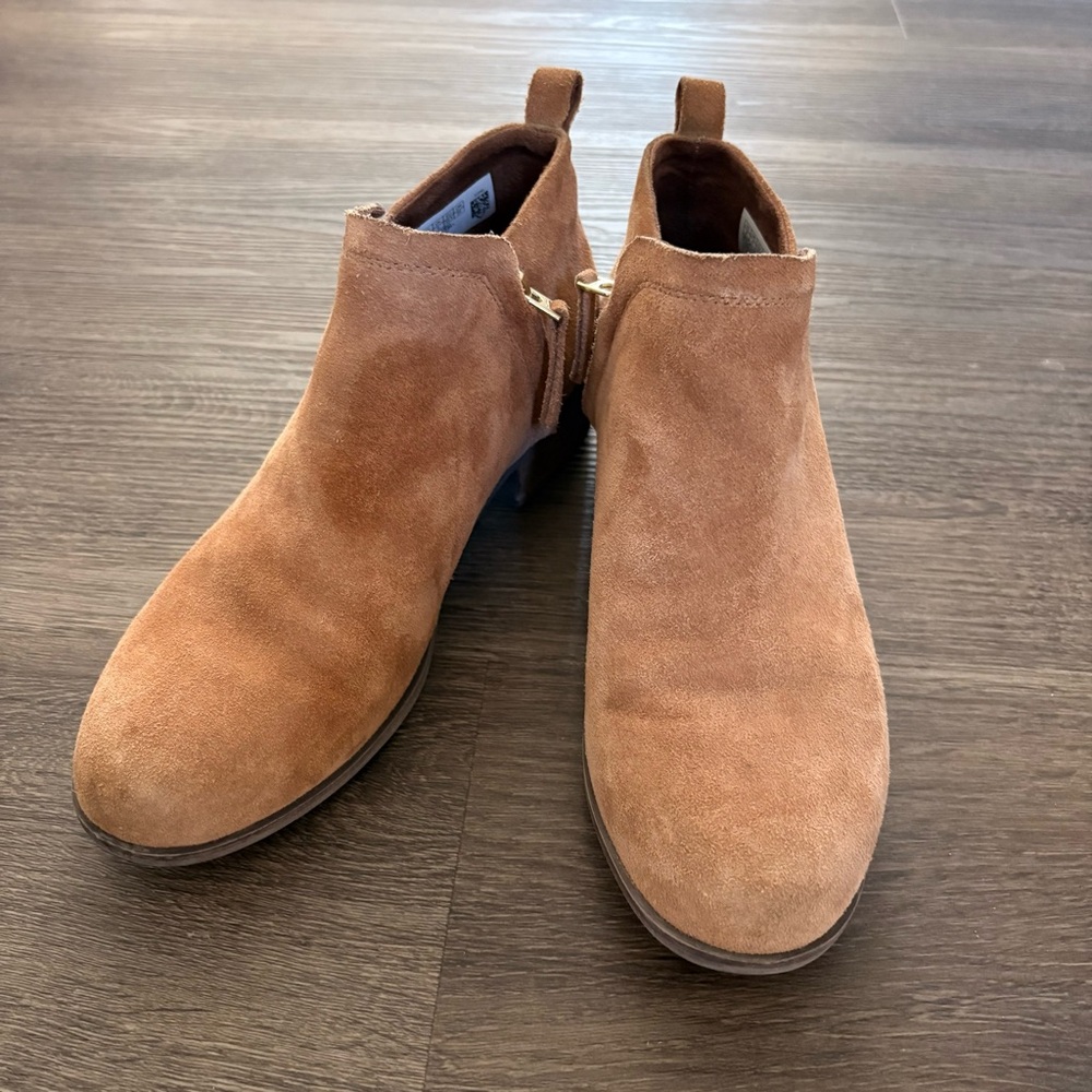 TOMS Deia Side-Zipper Booties Caramel Brown Suede Ankle Boots Size 8 EUC Comfort